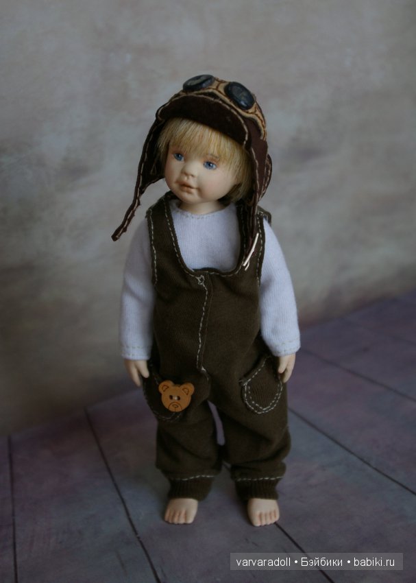 Шарнирная кукла Эмиль обзавелся новым костюмчиком. С наступающим днем Победы