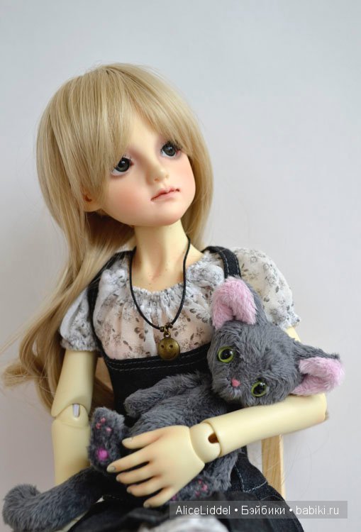 Как девчонки кота тискали