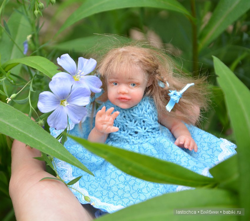Девочка в голубом платьице - авторская мини кукла Елены Ткаченко (фото 10)