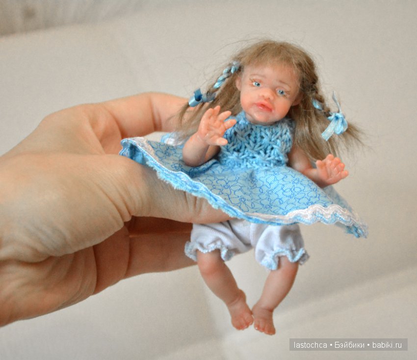Девочка в голубом платьице - авторская мини кукла Елены Ткаченко (фото 5)