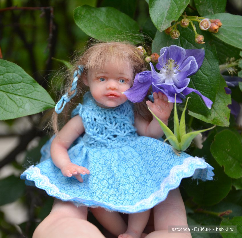 Девочка в голубом платьице - авторская мини кукла Елены Ткаченко (фото 9)