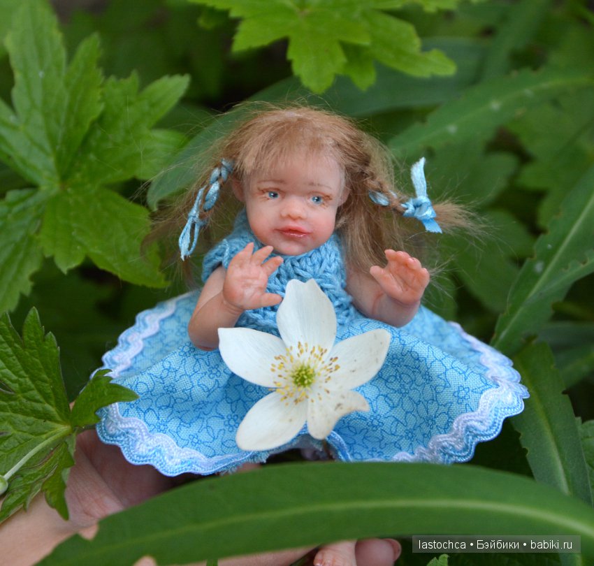 Девочка в голубом платьице - авторская мини кукла Елены Ткаченко (фото 6)