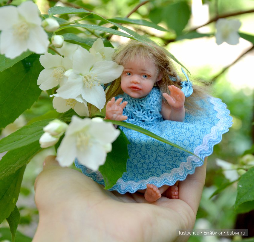 Девочка в голубом платьице - авторская мини кукла Елены Ткаченко (фото 2)