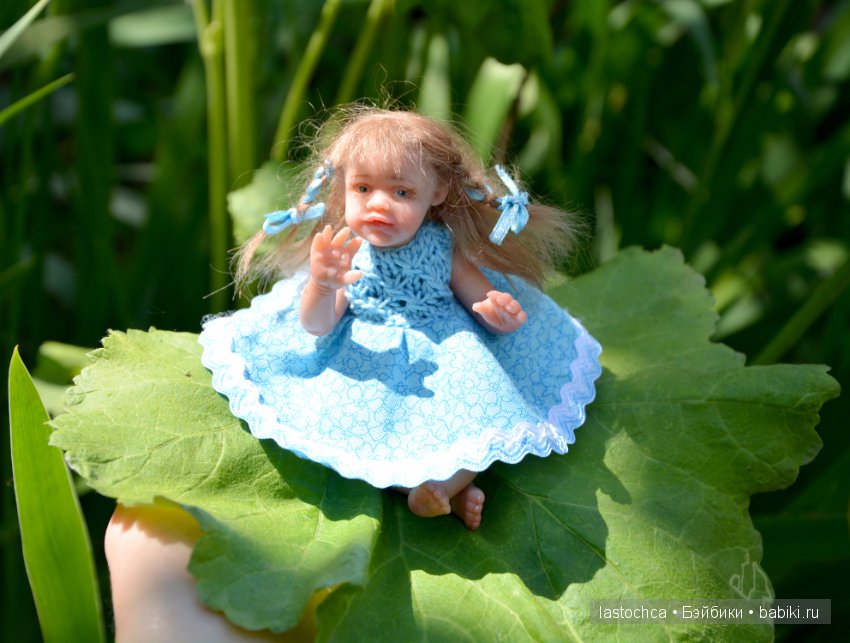 Девочка в голубом платьице - авторская мини кукла Елены Ткаченко (фото 3)