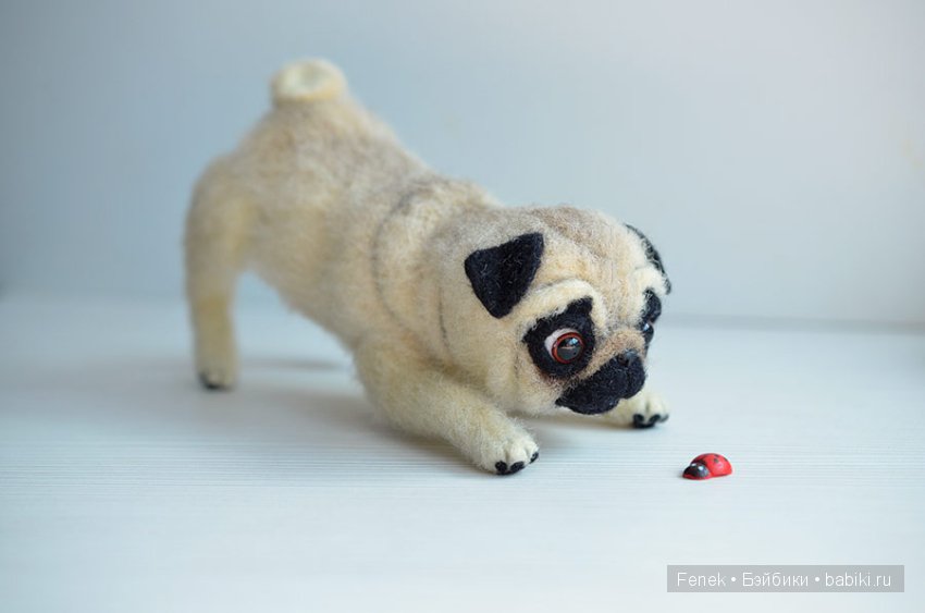 Забавный мопсяшка пришел знакомиться. Игрушка валянием ручной работы (фото 7)