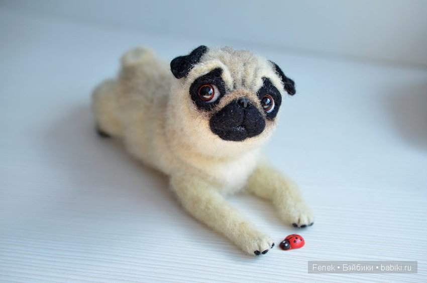 Забавный мопсяшка пришел знакомиться. Игрушка валянием ручной работы (фото 6)