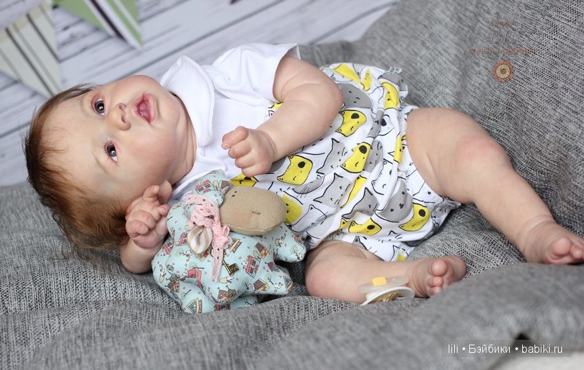 Мой малыш реборн Саския позирует