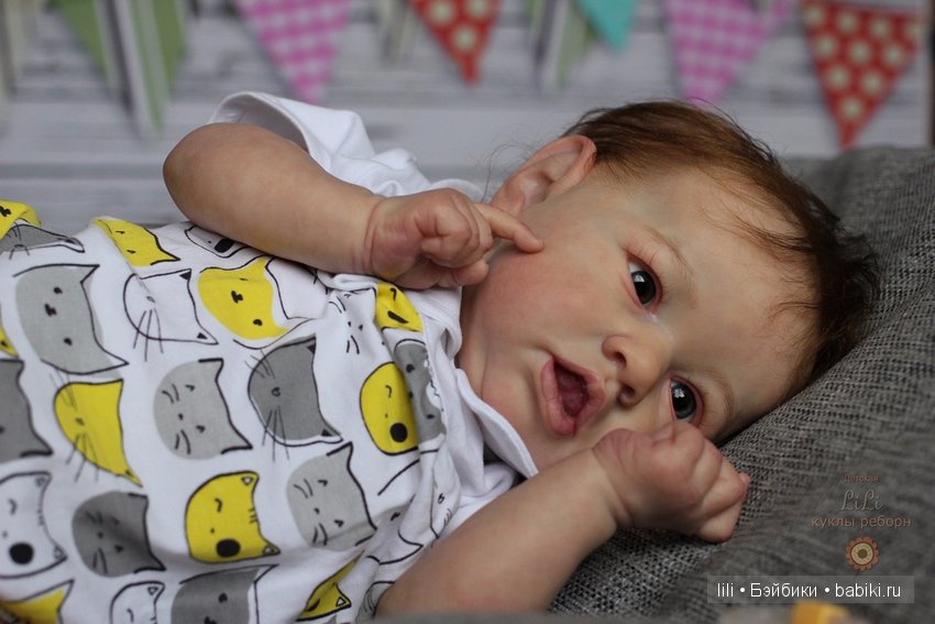 Мой малыш реборн Саския позирует