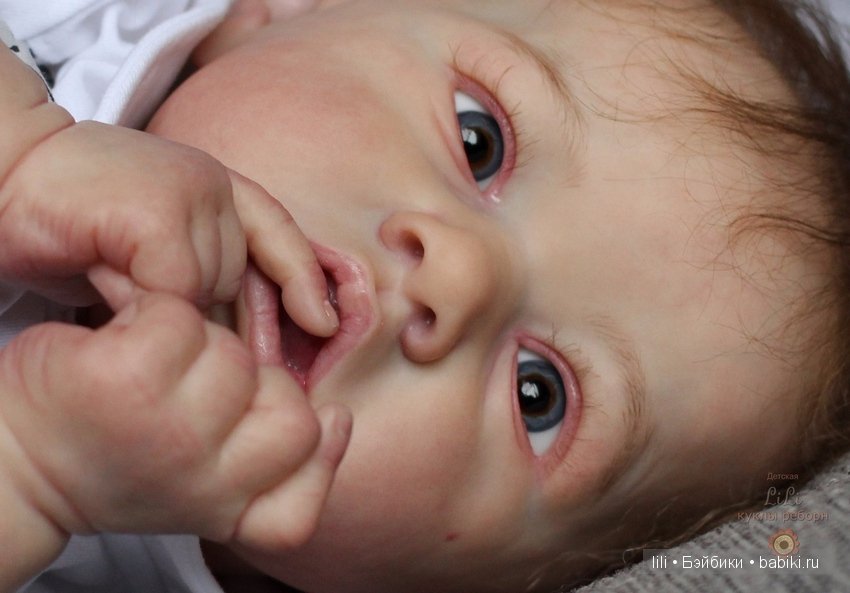 Мой малыш реборн Саския позирует