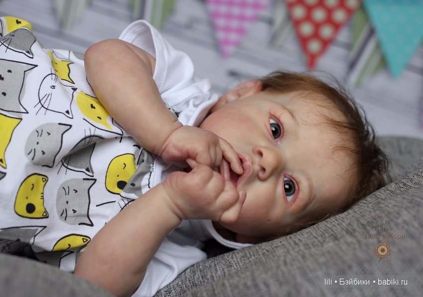 Мой малыш реборн Саския позирует