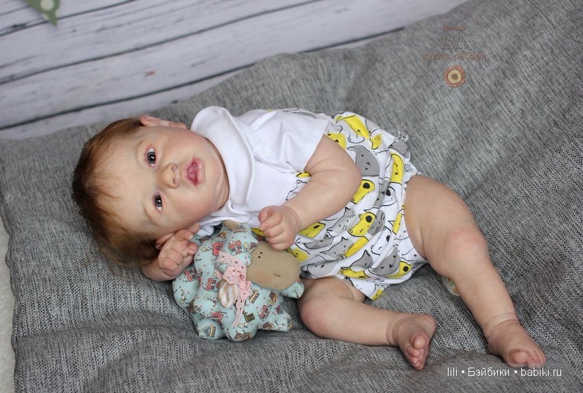 Мой малыш реборн Саския позирует