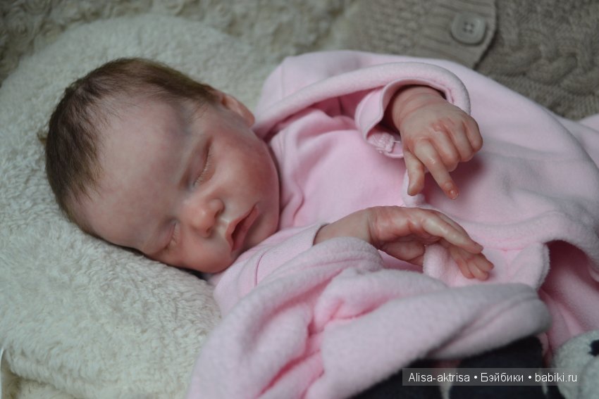 Твинчик в пеленке. Спим посыпаем ни кому не мешаем