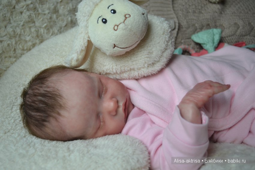 Твинчик в пеленке. Спим посыпаем ни кому не мешаем