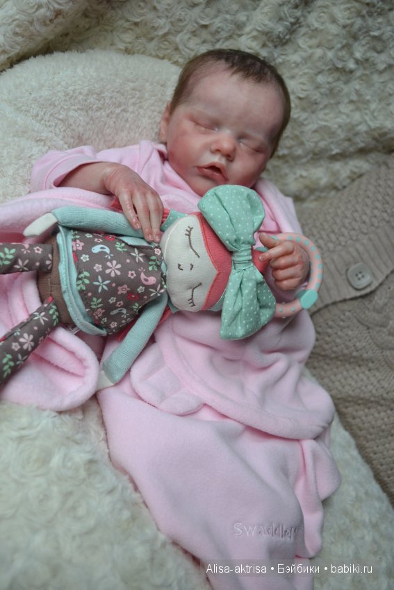 Твинчик в пеленке. Спим посыпаем ни кому не мешаем