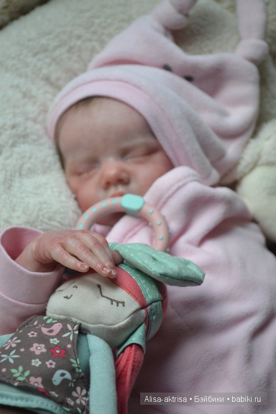 Твинчик в пеленке. Спим посыпаем ни кому не мешаем