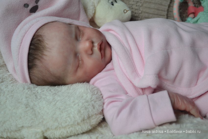 Твинчик в пеленке. Спим посыпаем ни кому не мешаем