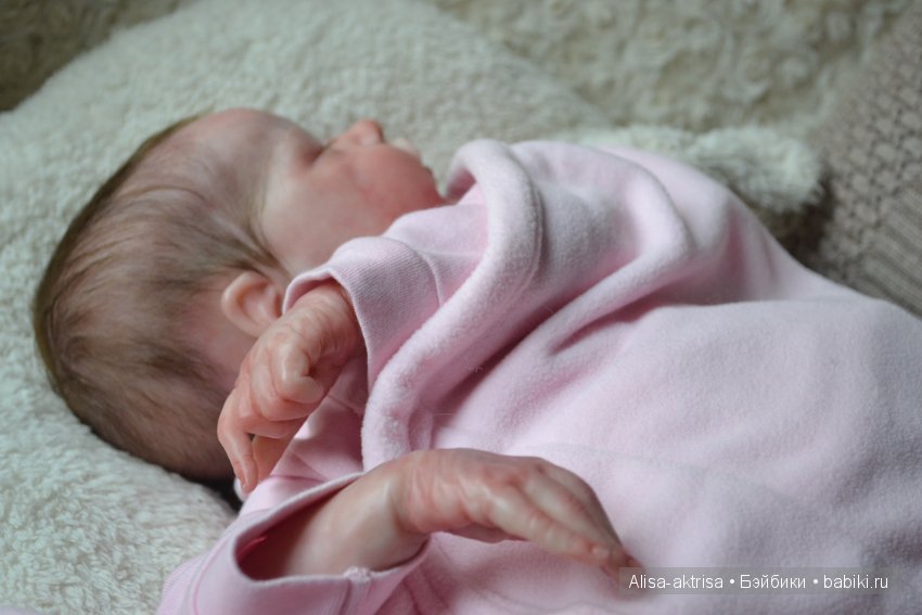 Твинчик в пеленке. Спим посыпаем ни кому не мешаем