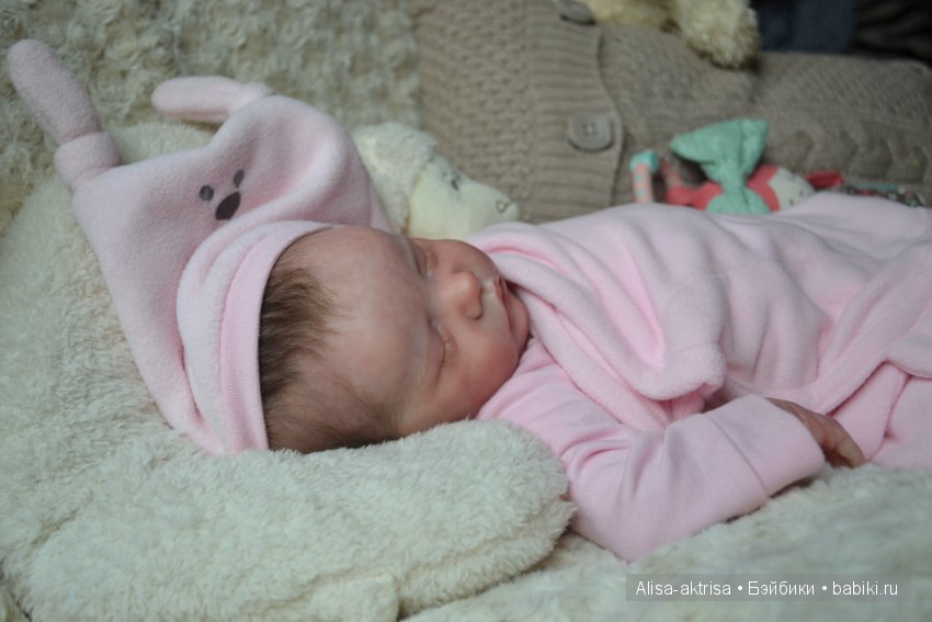 Твинчик в пеленке. Спим посыпаем ни кому не мешаем