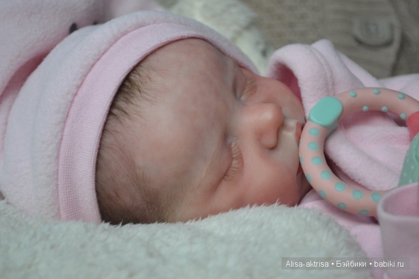 Твинчик в пеленке. Спим посыпаем ни кому не мешаем