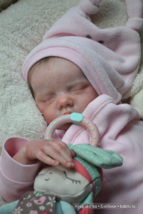 Твинчик в пеленке. Спим посыпаем ни кому не мешаем