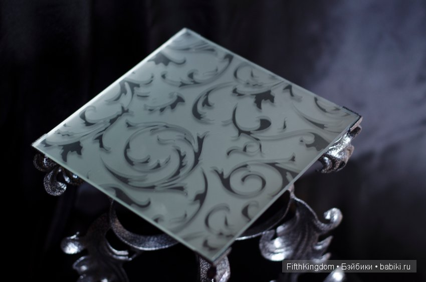 Элегантный столик для кукол