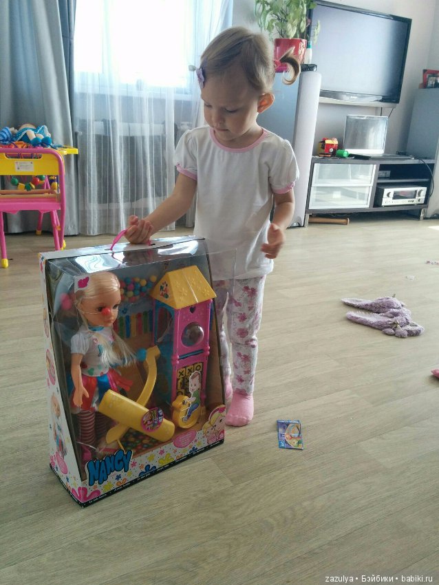 Кукла Nancy Famosa игровая площадка