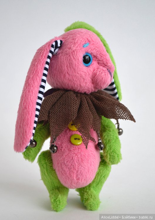 Яркий зайка с задумчивой мордочкой, авторская игрушка ручной работы (фото 4)