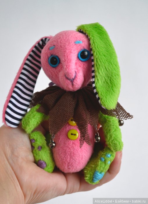 Яркий зайка с задумчивой мордочкой, авторская игрушка ручной работы (фото 5)