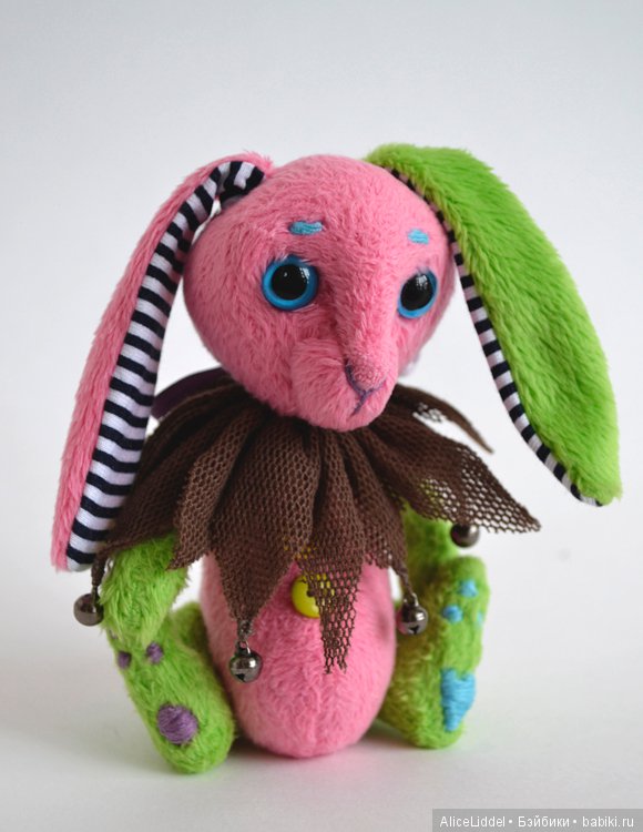 Яркий зайка с задумчивой мордочкой, авторская игрушка ручной работы (фото 8)