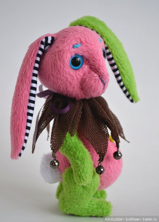 Яркий зайка с задумчивой мордочкой, авторская игрушка ручной работы (фото 2)