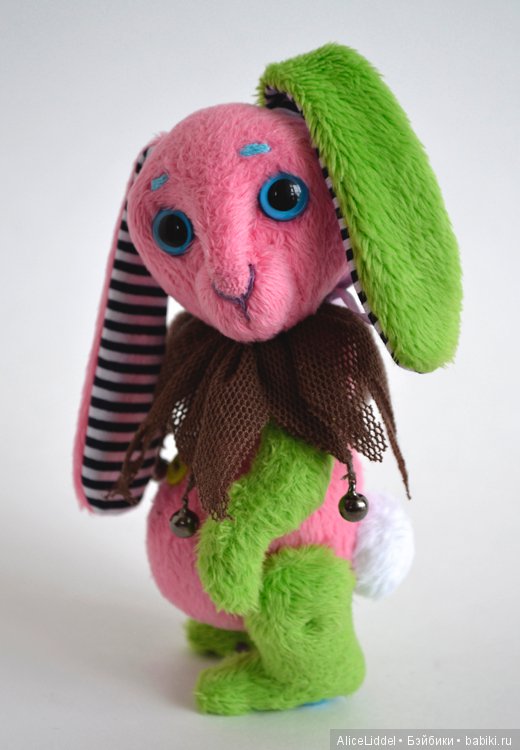 Яркий зайка с задумчивой мордочкой, авторская игрушка ручной работы (фото 3)