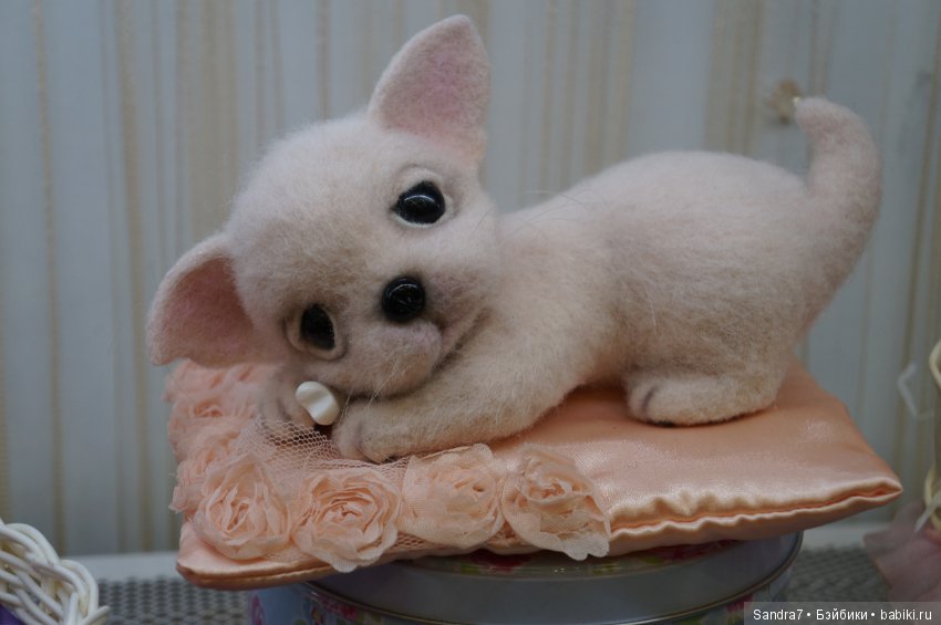 Hello, Teddy! Удивительные "живые" малыши в технике сухого валяния из шерсти. И как авторы украсили свои стенды в преддверии праздника