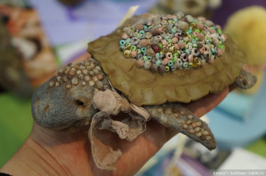 Hello, Teddy! Удивительные "живые" малыши в технике сухого валяния из шерсти. И как авторы украсили свои стенды в преддверии праздника