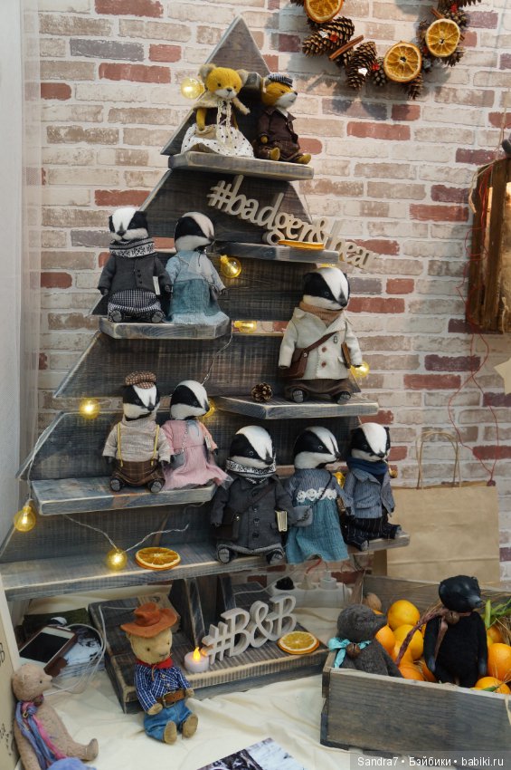 Hello, Teddy! Удивительные "живые" малыши в технике сухого валяния из шерсти. И как авторы украсили свои стенды в преддверии праздника