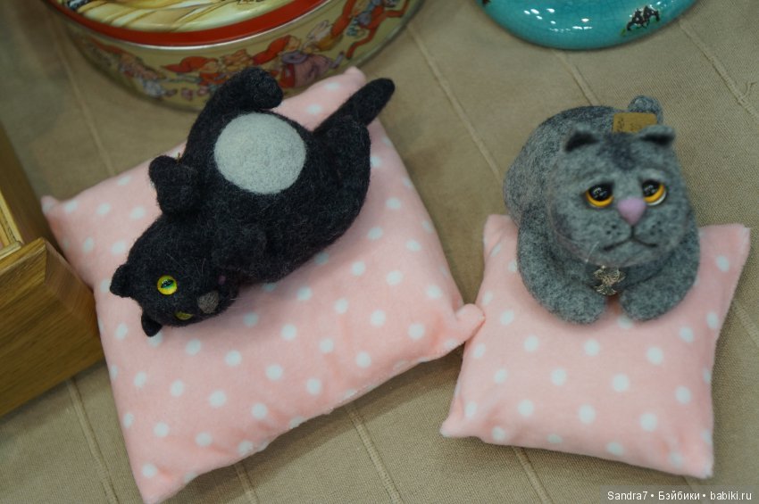 Hello, Teddy! Удивительные "живые" малыши в технике сухого валяния из шерсти. И как авторы украсили свои стенды в преддверии праздника