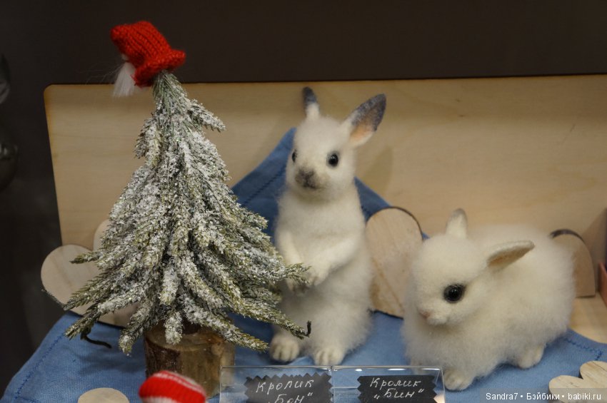 Hello, Teddy! Удивительные "живые" малыши в технике сухого валяния из шерсти. И как авторы украсили свои стенды в преддверии праздника