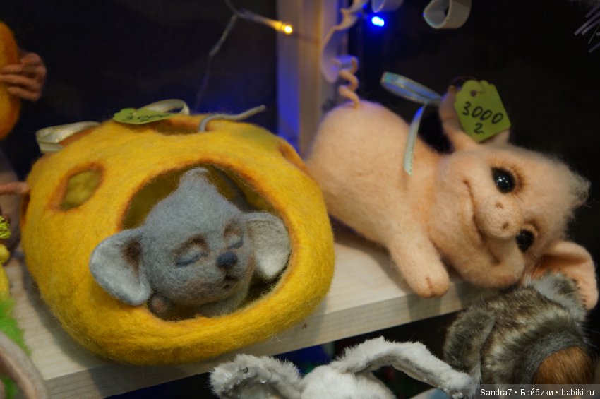 Hello, Teddy! Удивительные "живые" малыши в технике сухого валяния из шерсти. И как авторы украсили свои стенды в преддверии праздника