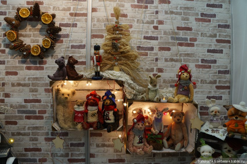 Hello, Teddy! Удивительные "живые" малыши в технике сухого валяния из шерсти. И как авторы украсили свои стенды в преддверии праздника