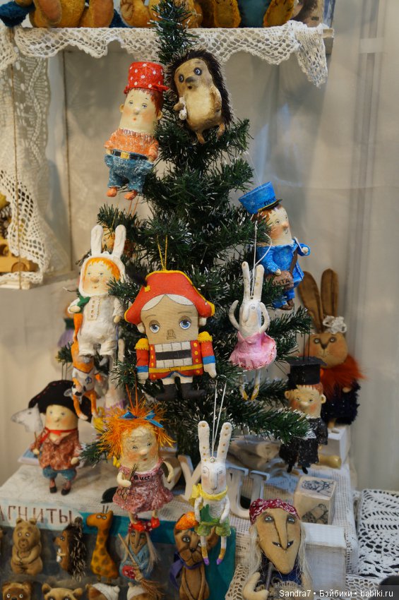 Hello, Teddy! Удивительные "живые" малыши в технике сухого валяния из шерсти. И как авторы украсили свои стенды в преддверии праздника