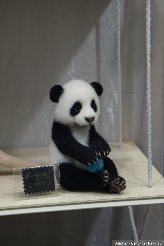 Hello, Teddy! Удивительные "живые" малыши в технике сухого валяния из шерсти. И как авторы украсили свои стенды в преддверии праздника