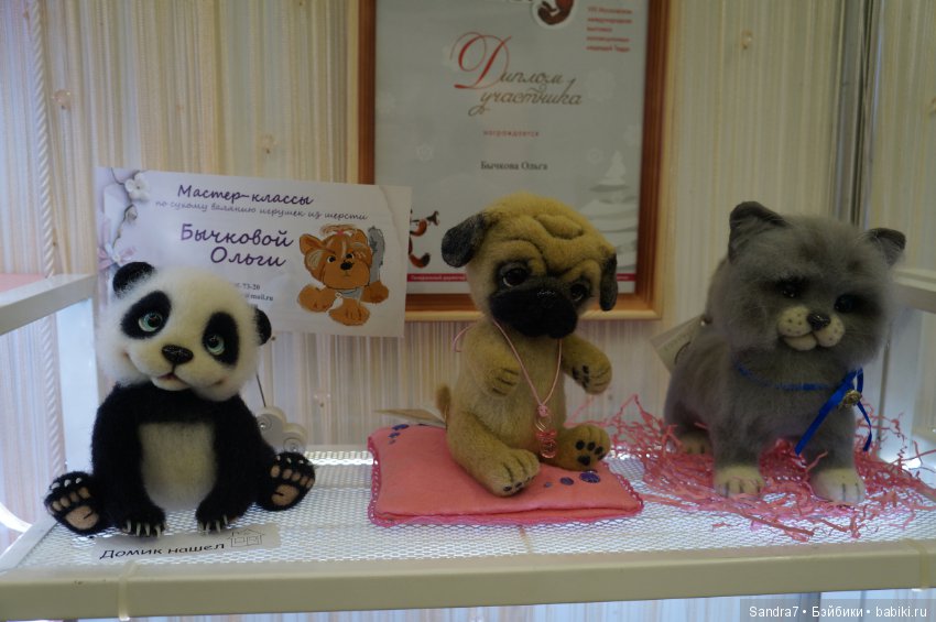 Hello, Teddy! Удивительные "живые" малыши в технике сухого валяния из шерсти. И как авторы украсили свои стенды в преддверии праздника
