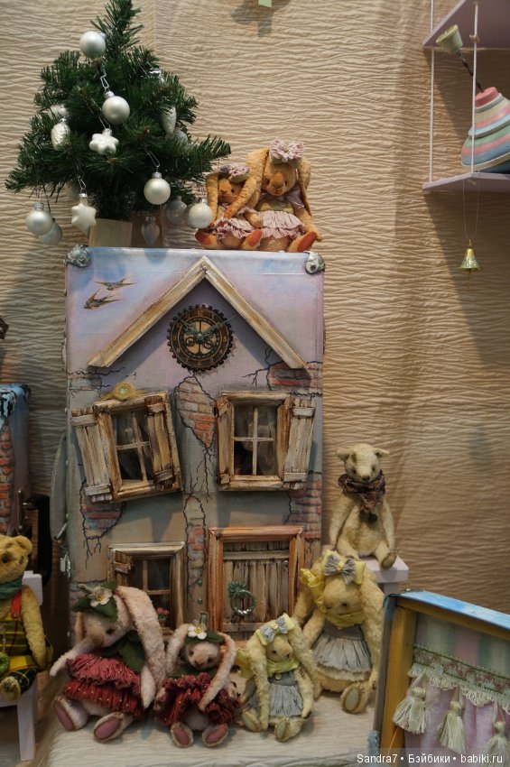 Hello, Teddy! Удивительные "живые" малыши в технике сухого валяния из шерсти. И как авторы украсили свои стенды в преддверии праздника