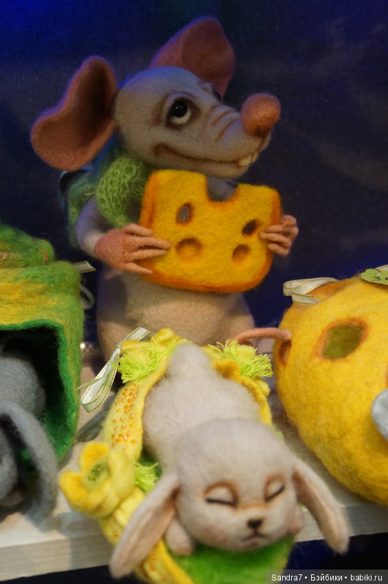 Hello, Teddy! Удивительные "живые" малыши в технике сухого валяния из шерсти. И как авторы украсили свои стенды в преддверии праздника