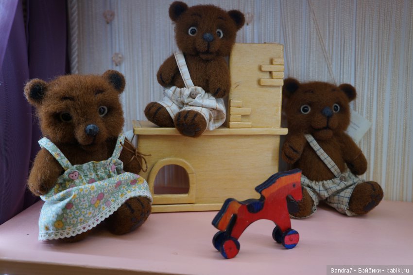 Hello, Teddy! Удивительные "живые" малыши в технике сухого валяния из шерсти. И как авторы украсили свои стенды в преддверии праздника