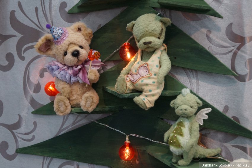 Hello, Teddy! Удивительные "живые" малыши в технике сухого валяния из шерсти. И как авторы украсили свои стенды в преддверии праздника