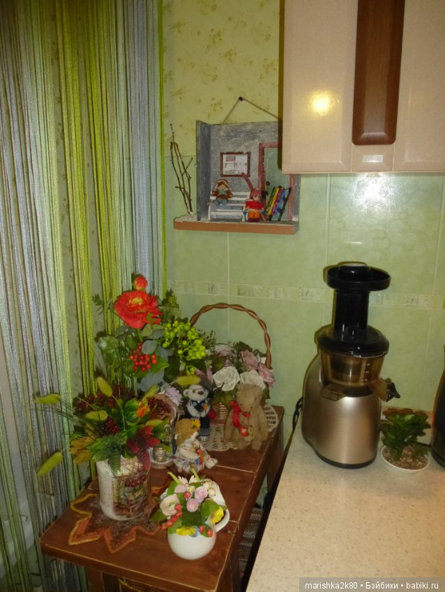 Два малыша 7 см. у подъезда