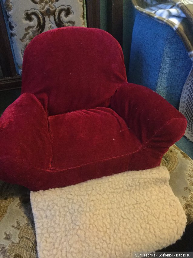 Диванчик для куклы-бабушки из подручных материалов