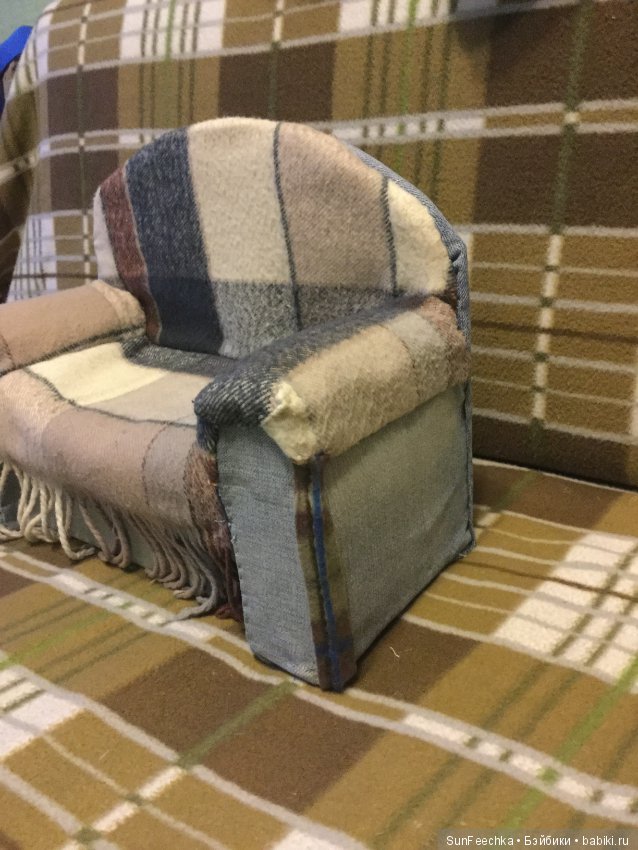 Диванчик для куклы-бабушки из подручных материалов