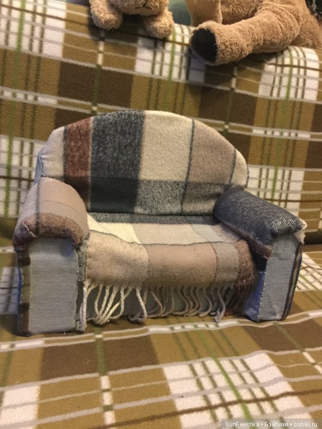 Диванчик для куклы-бабушки из подручных материалов