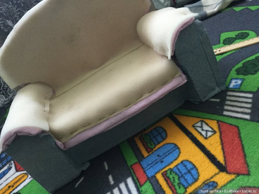 Диванчик для куклы-бабушки из подручных материалов (фото 10)